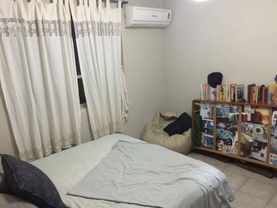Cuarto privado con aire acondicionado y libros