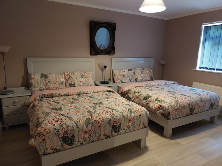 เตียงคู่ 2 เตียงติดกับห้องน้ำหลัก