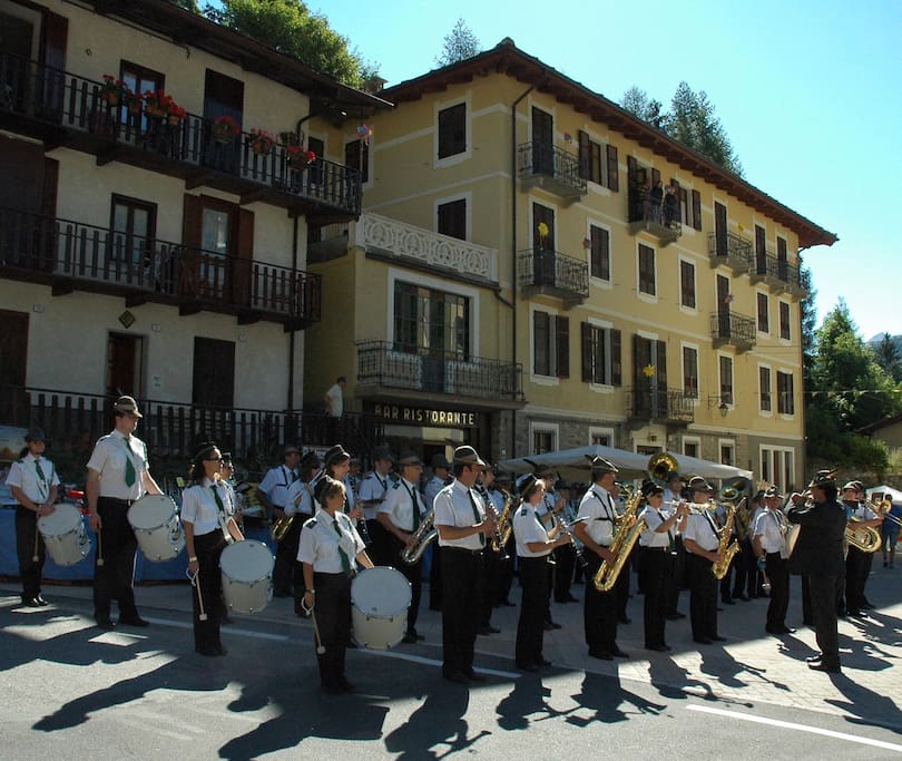 ..la banda suona per voi, la banda suona per noi ........