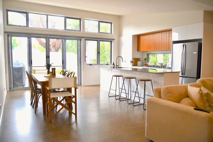 Barwon Heads, perfect location to relax & enjoy gallery image 2