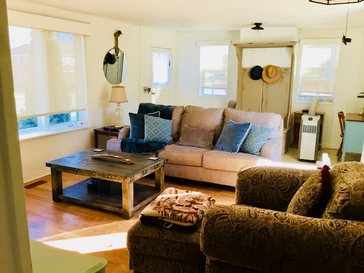 Rustic Lakeview Cottage, Steps To The Beach! - Kincardine