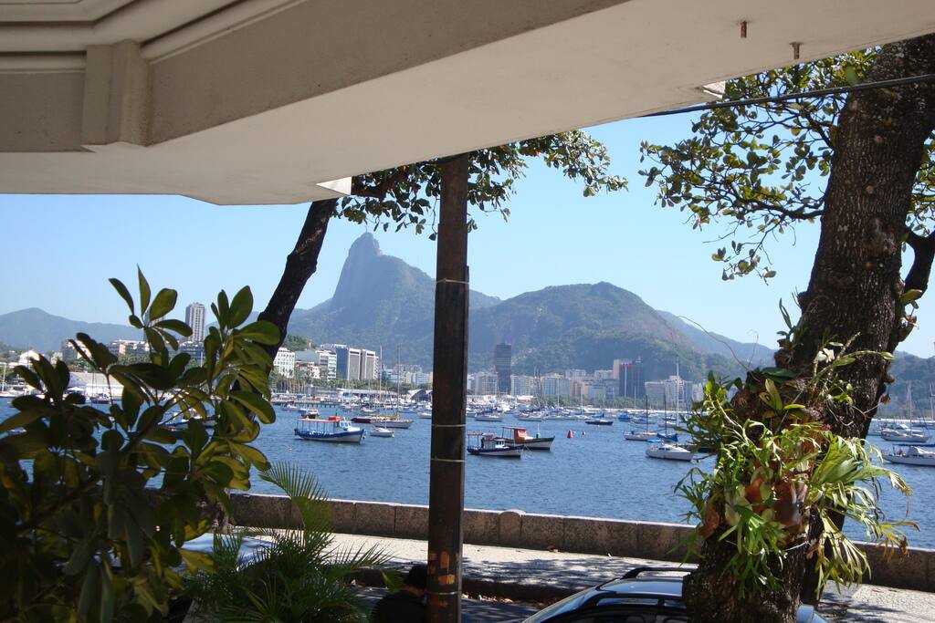 Da varanda vê-se o Redentor e os barquinhos do Yatch Clube