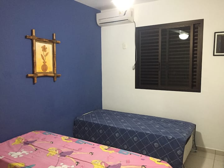 ベッド2台のソーシャルルルーム：ダブル1台、シングル1台