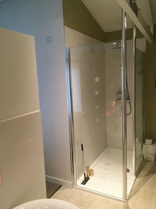 En suite shower