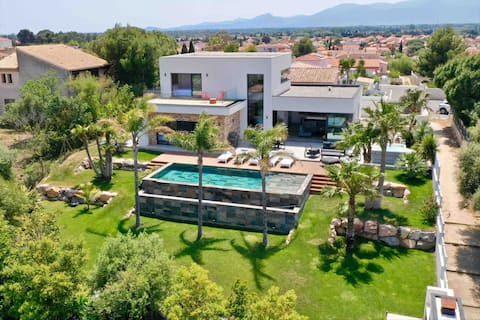 Luxury villa with pool - spa - panoramic view