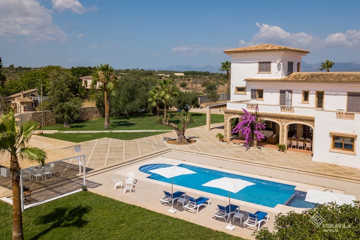 Villa Turquesa. Modern style villa with pool.