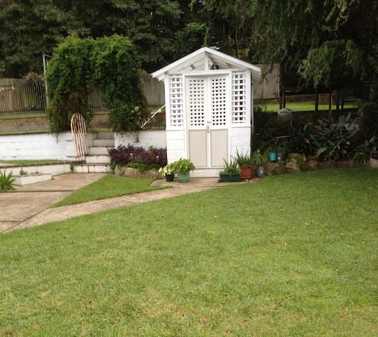 Comfy & Leafy Miranda approx 5km to Cronulla Beach