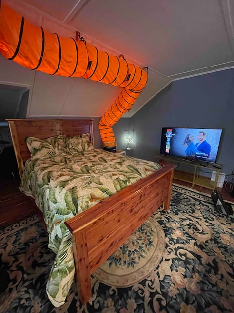 Attic Apt. at 113 N. Main #5, 3rd Floor, c. 1811