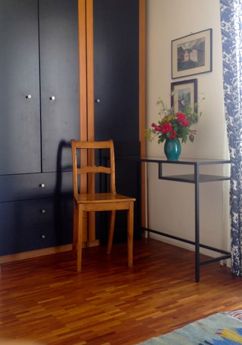 geräumiger Schrank und Schreibtisch