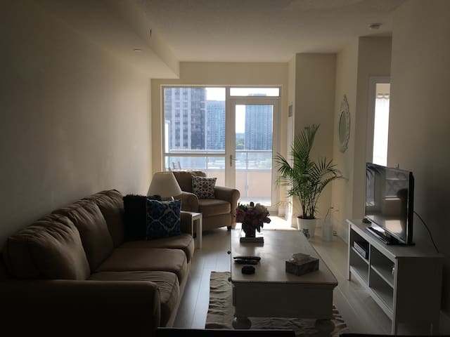 Cozy 1BDRM + DEN W/ Free Parking @ Yonge/Sheppard