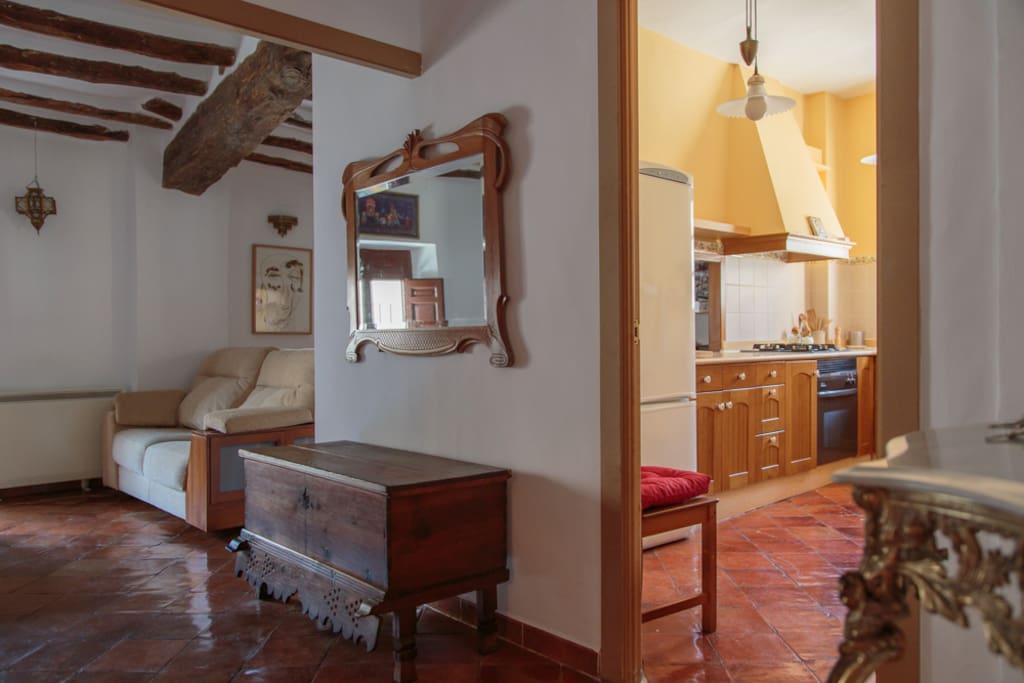 El apartamento es muy abierto, casi un loft con aire acondicionado en las zonas comunes