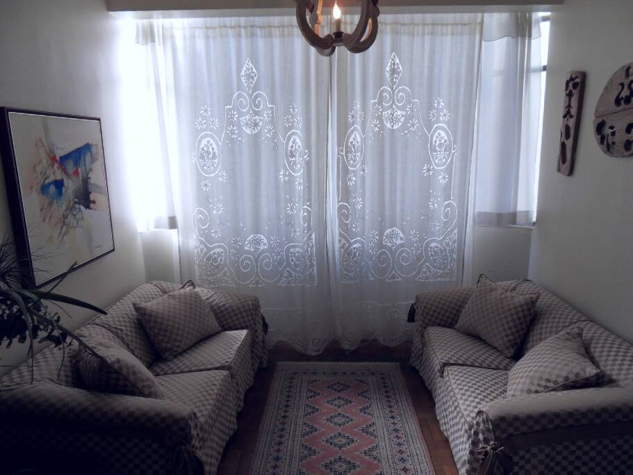 Sala de estar de tv e de jantar em 1 só ambiente e com ar condicionado.