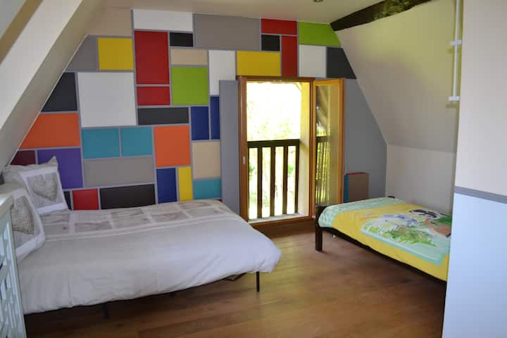 2 dhoma gjumi me 1 krevat dopio dhe 1 krevat tek.