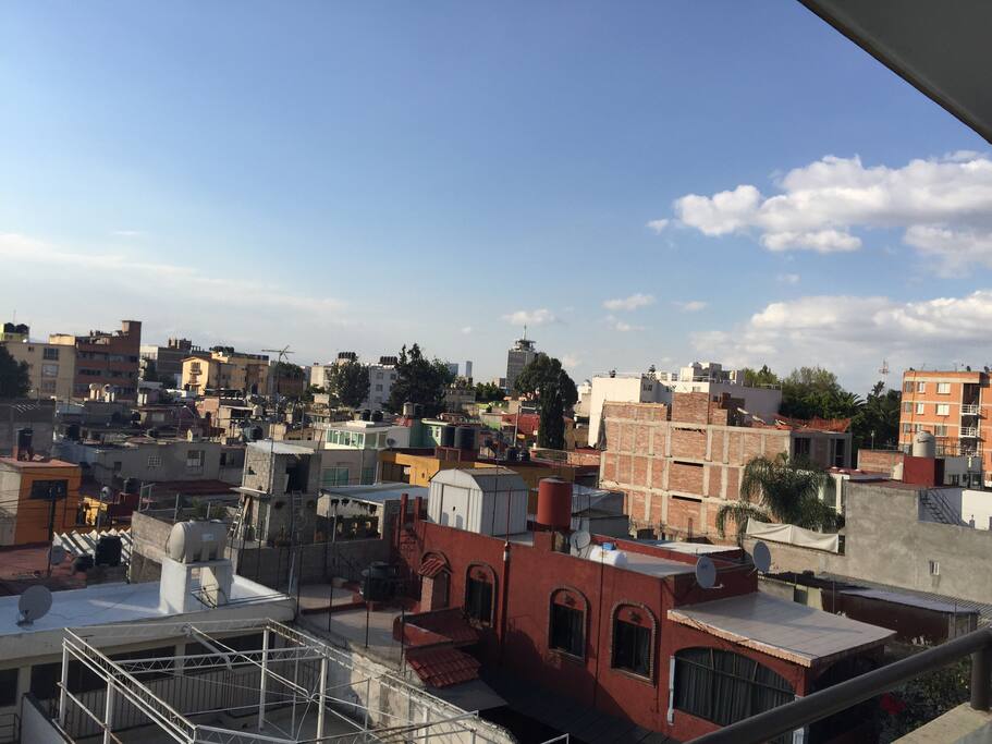A great City view, open areas to smoke. At appartment is not allowed.