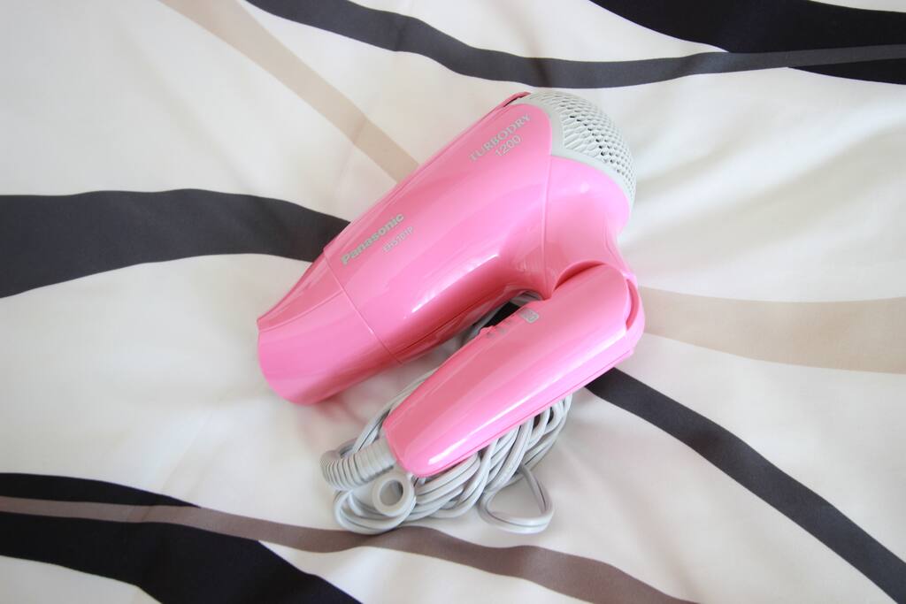 【Amenities】Hair dryer, towels, toothbrush, toothpaste, razor and hangers