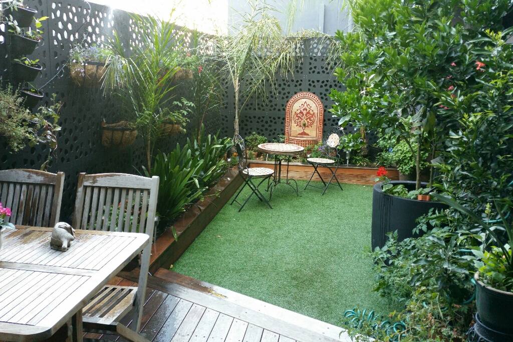 Lovely green rear private courtyard