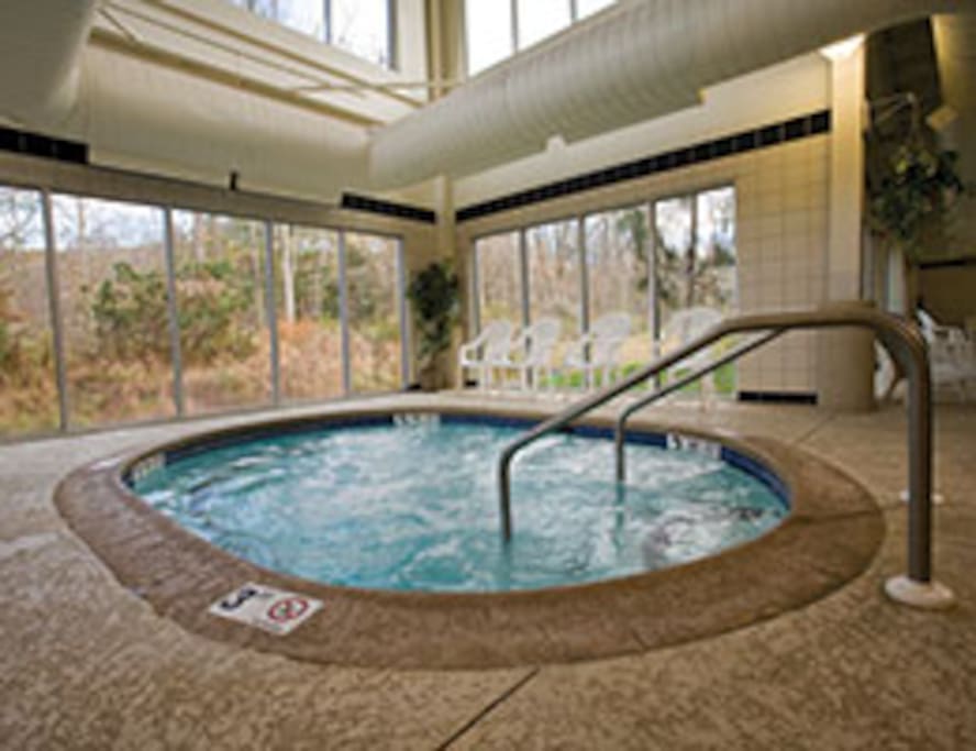 RELAXING 12 PERSON HOT TUB