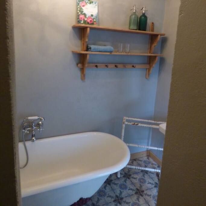 In de badkamer een fijne regendouche maar ook een romantisch bad op pootjes.