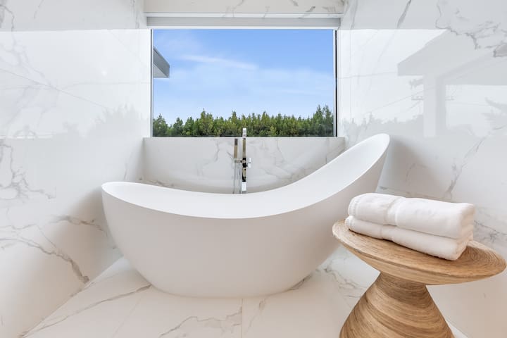 Villa Fendi by LuxJB | Heated Pool | Jacuzzi & Gym gallery image 2