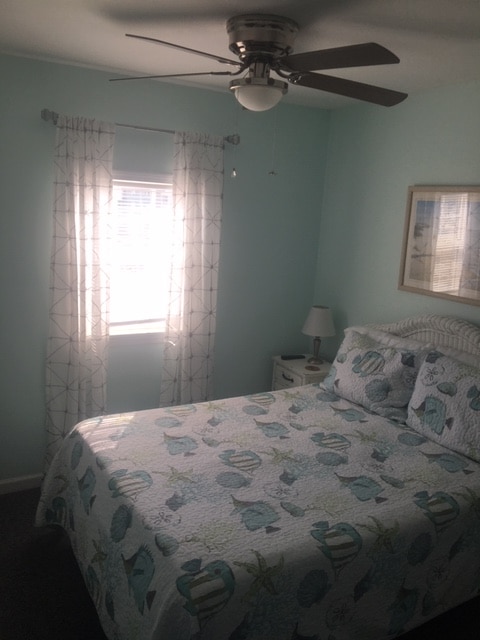 Кревет во целосна големина во трета спална соба со поглед на пристаништето.