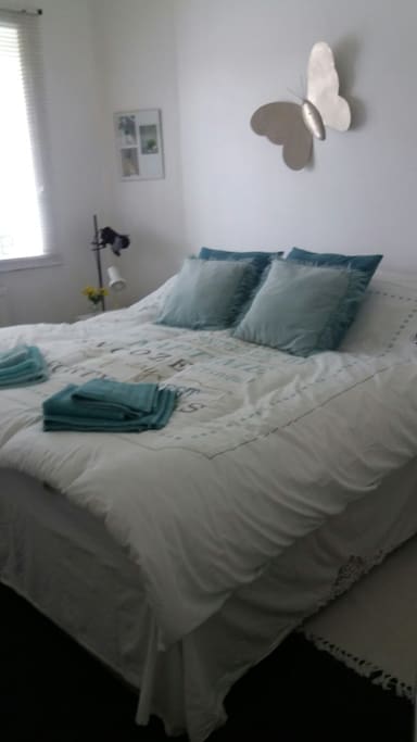 Large kingsize bed.