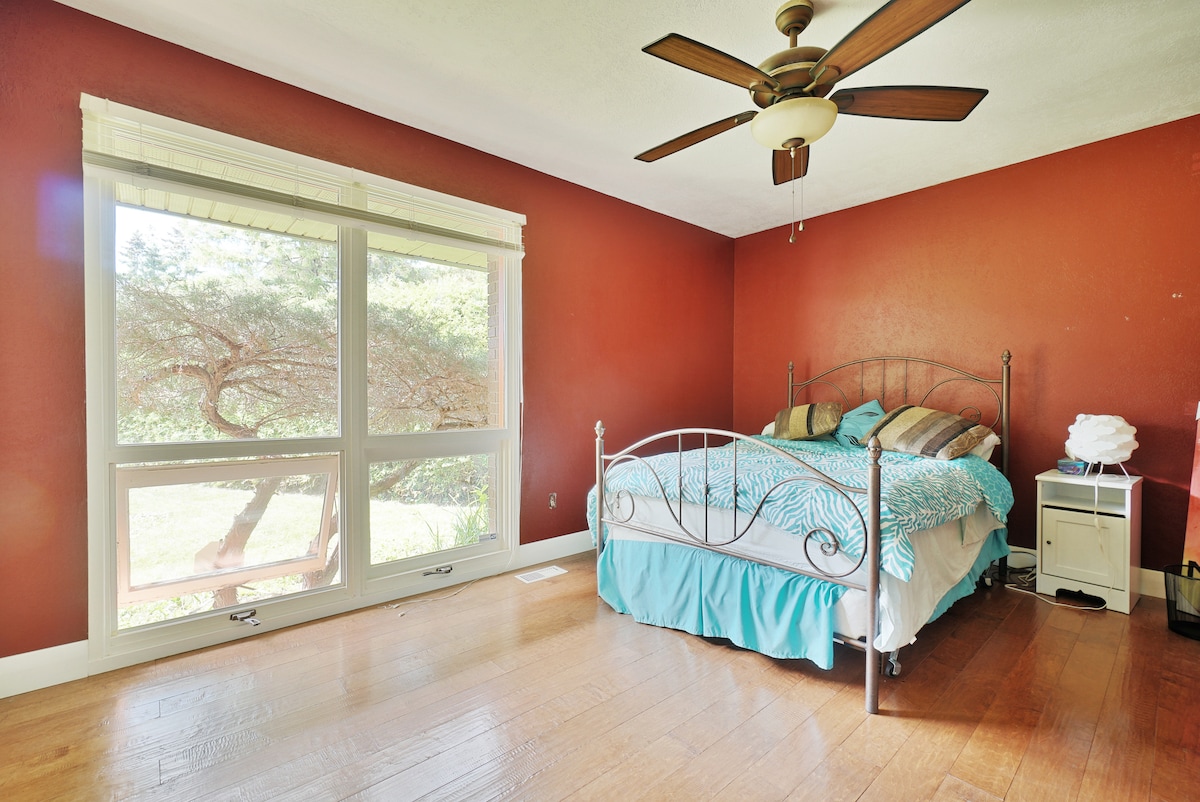 Tercer dormitorio con ventana mirando hacia la parte delantera de la casa.