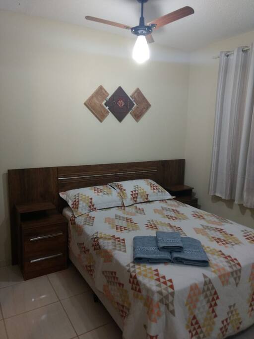 Quarto de casal com cama box.