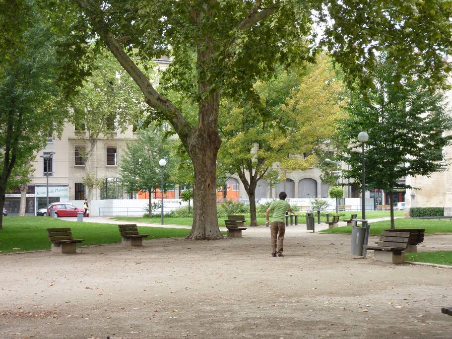 parc avec terrain de boules, et Tram à 100 mètres, direct Part Dieu