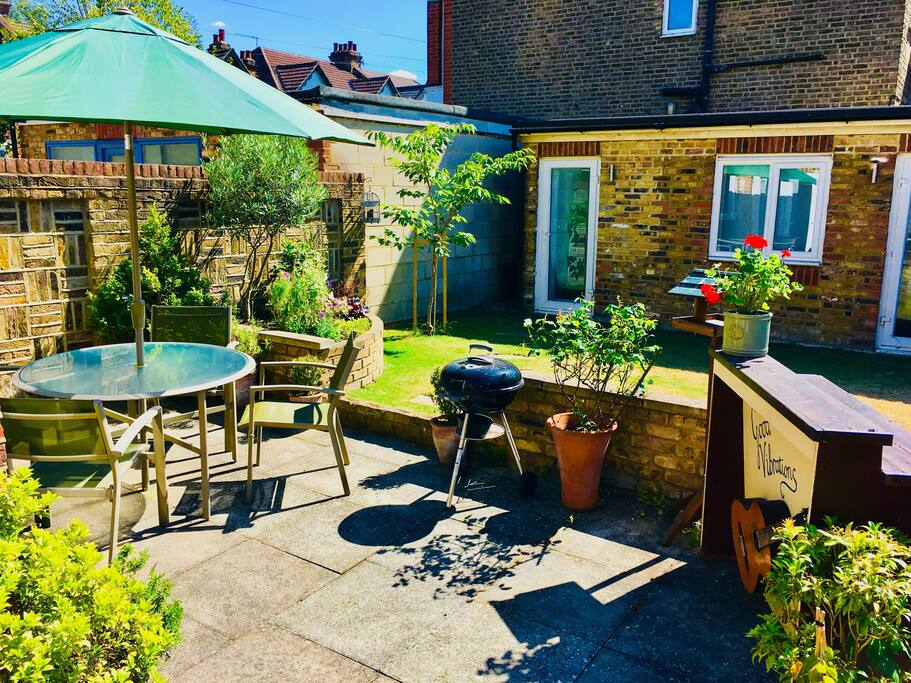 Garden with bbq and bar