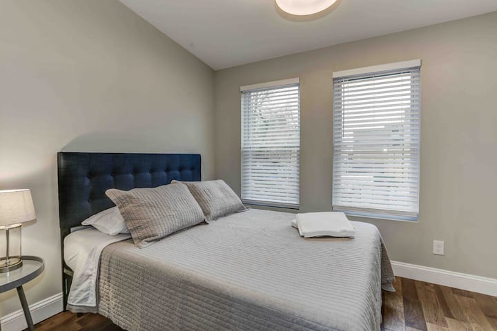 中等大小的卧室，配备标准双人床和大衣柜