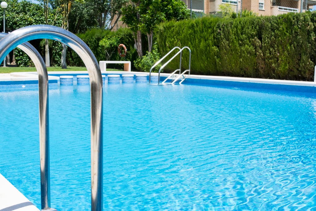 Piscina con jardín