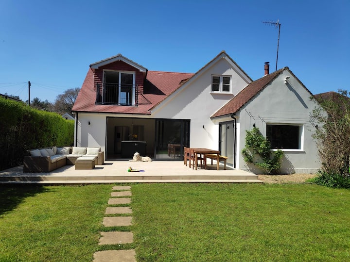 Riverside Large Modern House Perfect For Families - Woking