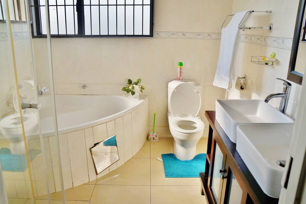 Deluxe King Bathroom With Jacuzzi, Shower and 2 Sinks
