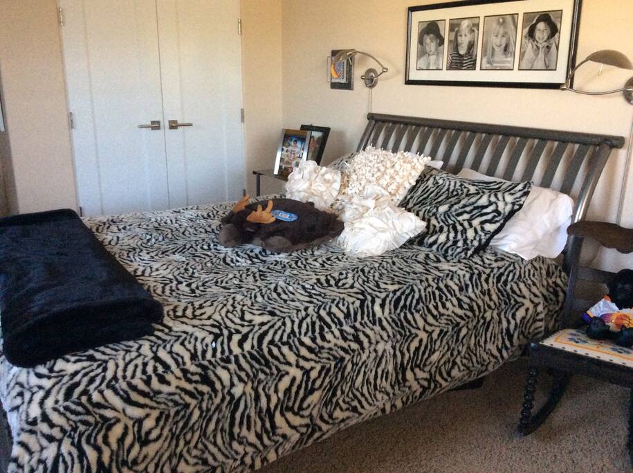 Second bedroom queen bed