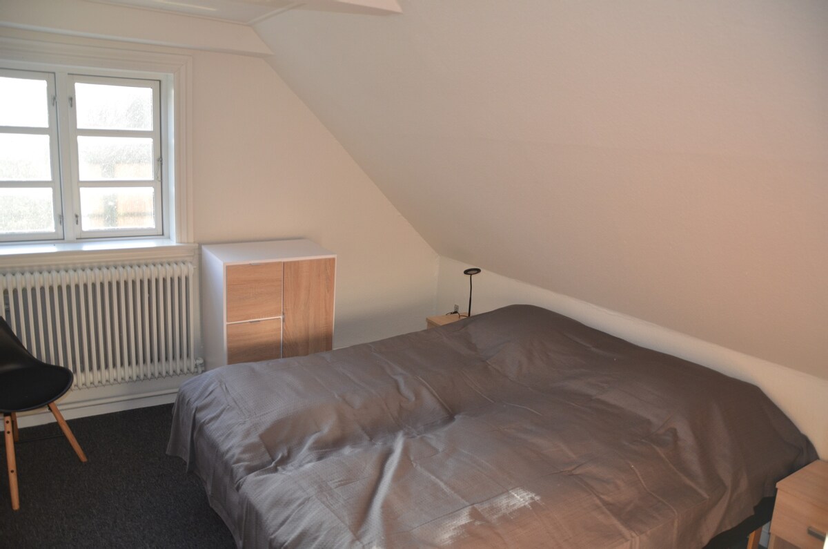 Spavaća soba 8: bilo koja dodatna soba br. 3 u smještaju upravitelja. Bračni krevet (širine 125-149 cm)