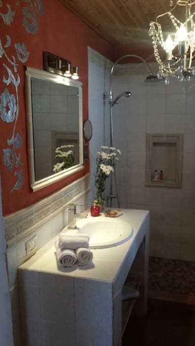 Acogedor baño, con vestidor