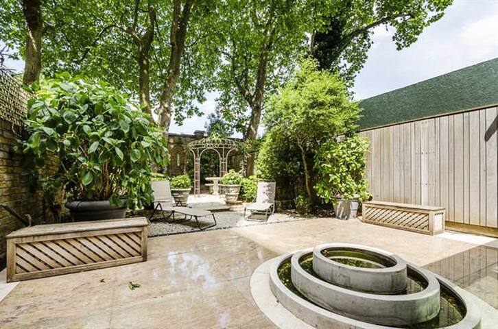 Luxurious 7 Bedroom Home with Pool Chelsea gallery image 4