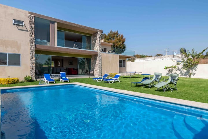 Spectacular house 1200 m from heated pool.