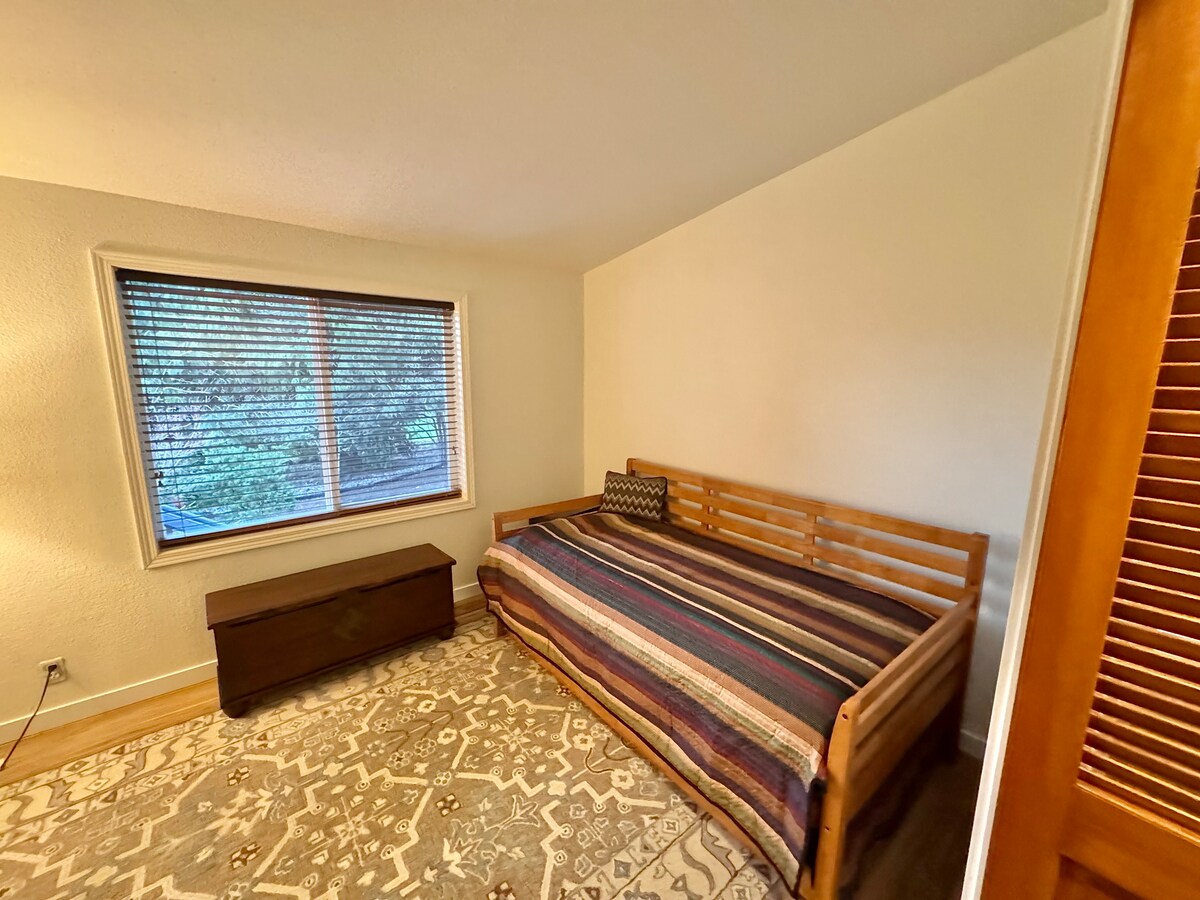 Двойното легло с изскачащо двойно легло. Изскачащият прозорец лесно се съхранява под леглото и колелца, когато е необходимо. Може да се комбинира и с кушетката, превръщайки това парче от две единични легла в двойно легло king size.