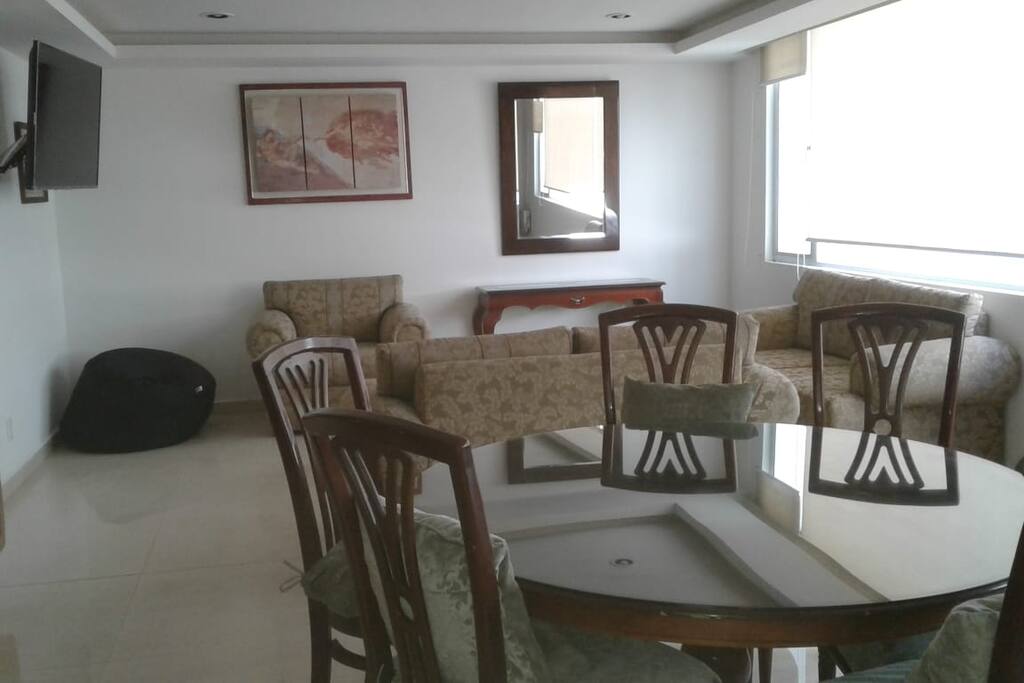 SALA & COMEDOR / LOUNGE & DINING TABLE