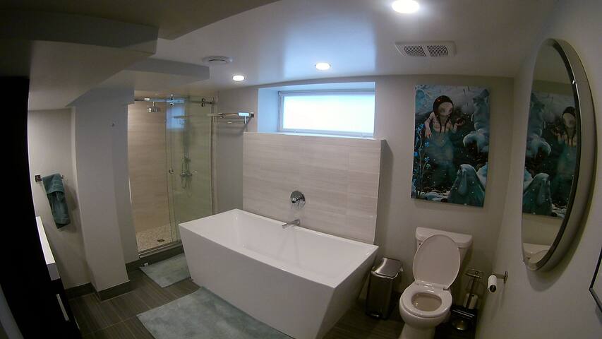 Contemporary 5 bedroom in St. Vital gallery image 4