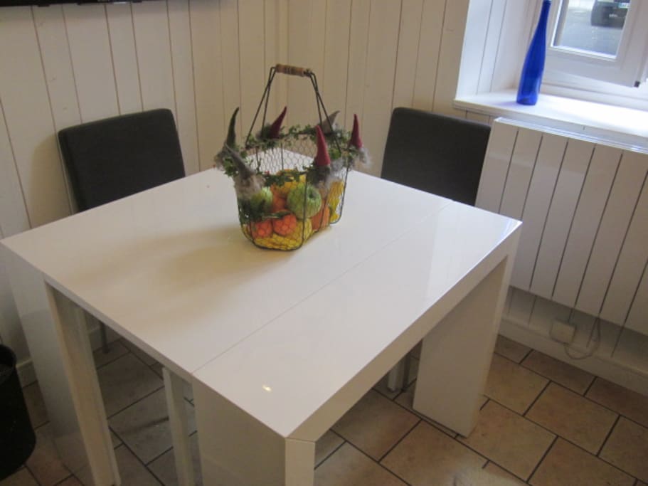 Expandable table
