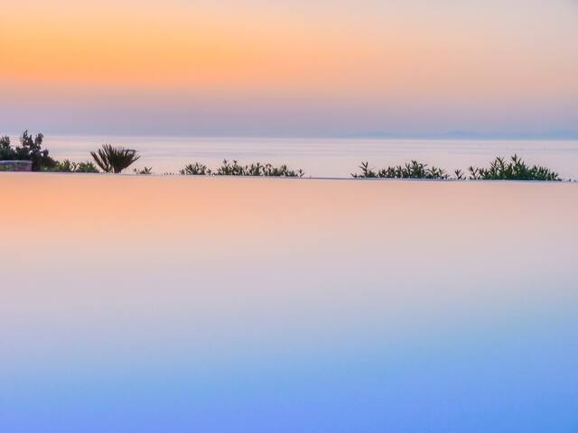 Spectacular villa & infinity pool! Stunning views gallery image 2