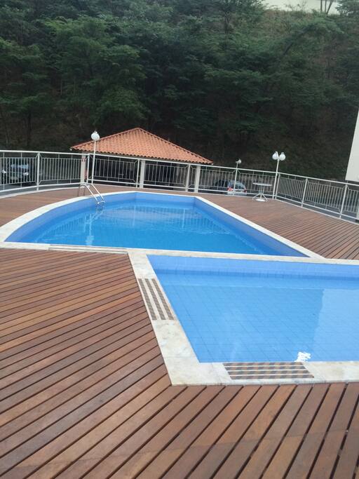 Piscinas e churrasqueira