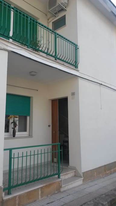 Doppio ingresso autonomo e disposizione della casa su due livelli.