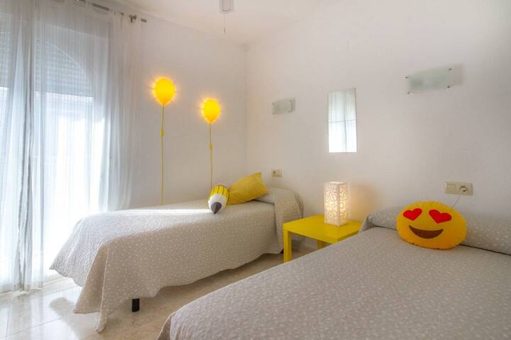 房间两张床尺寸为190x90