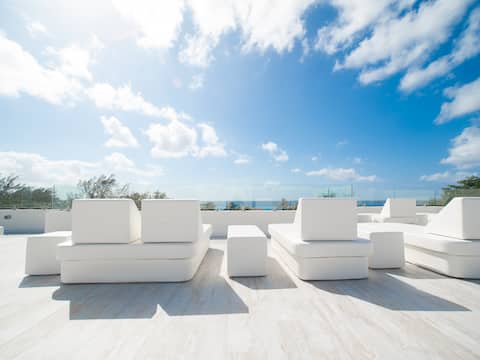 7 Mile Beach Penthouse - Roof Terrace + Pool