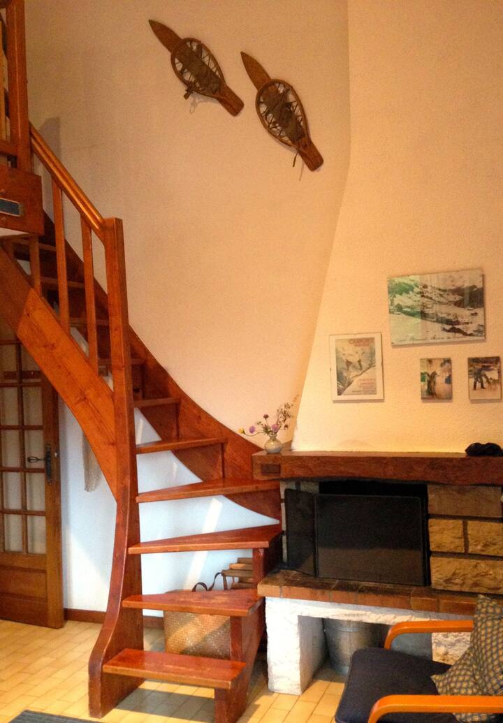 Escaleras hacia el nivel superior
