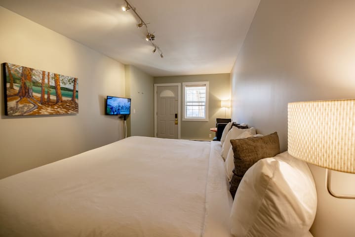 Comfort King Suite Private Lockoff
