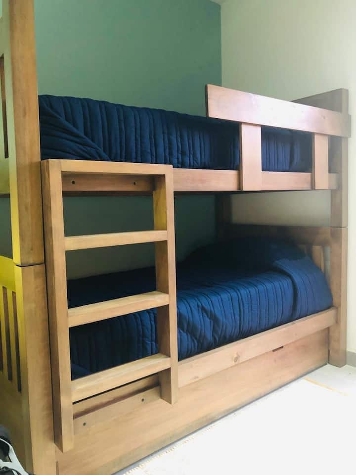 Sekundärt sovrum (våningssäng med 3 enkelsängar)